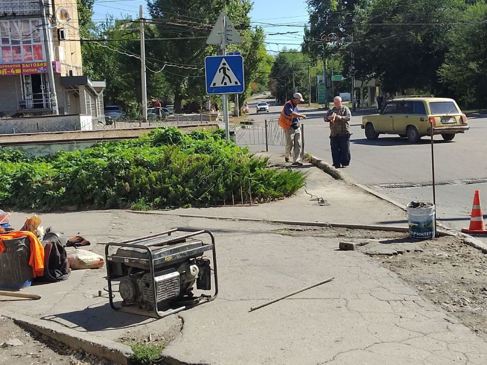 11 сентября, с целью обеспечения безопасности передвижения пешеходов и предотвращения случайного выхода людей на проезжую часть силами МУП АГМ «Перспектива» ведутся работы по установке пешеходного дорожного ограждение вдоль... 11 сентября, с целью обеспечения безопасности передвижения пешеходов и предотвращения случайного выхода людей на проезжую часть силами МУП АГМ «Перспектива» ведутся работы по установке пешеходного дорожного ограждение вдоль...