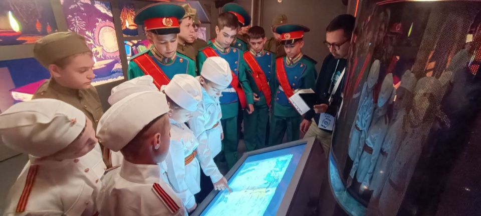 В рамках празднования Дня города юные макеевчане и администрация городского округа Макеевка приняли участие в открытии мультимедийной экспозиции автопоезда «Россия – Моя история», приуроченной к 80-летию Победы и Году... В рамках празднования Дня города юные макеевчане и администрация городского округа Макеевка приняли участие в открытии мультимедийной экспозиции автопоезда «Россия – Моя история», приуроченной к 80-летию Победы и Году...