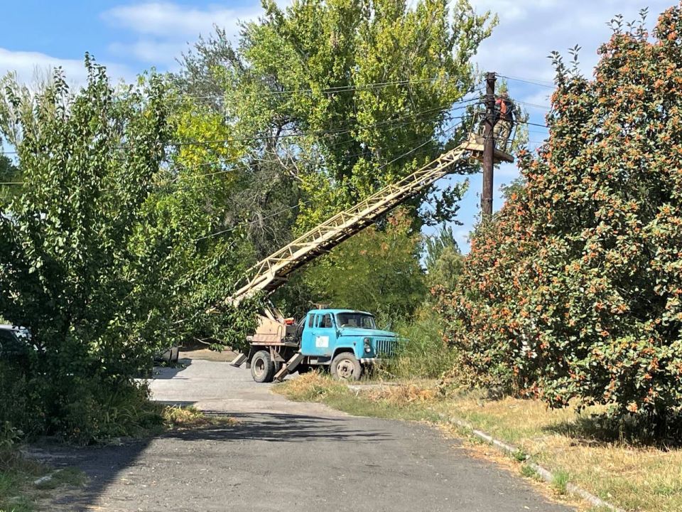 10 сентября, в Кировском внутригородском районе города Макеевки силами ПО «Макеевские электрические сети» филиала АО «Юго-Западная Электросетевая Компания» ведутся ремонтно-восстановительные работы на сети электроснабжения...