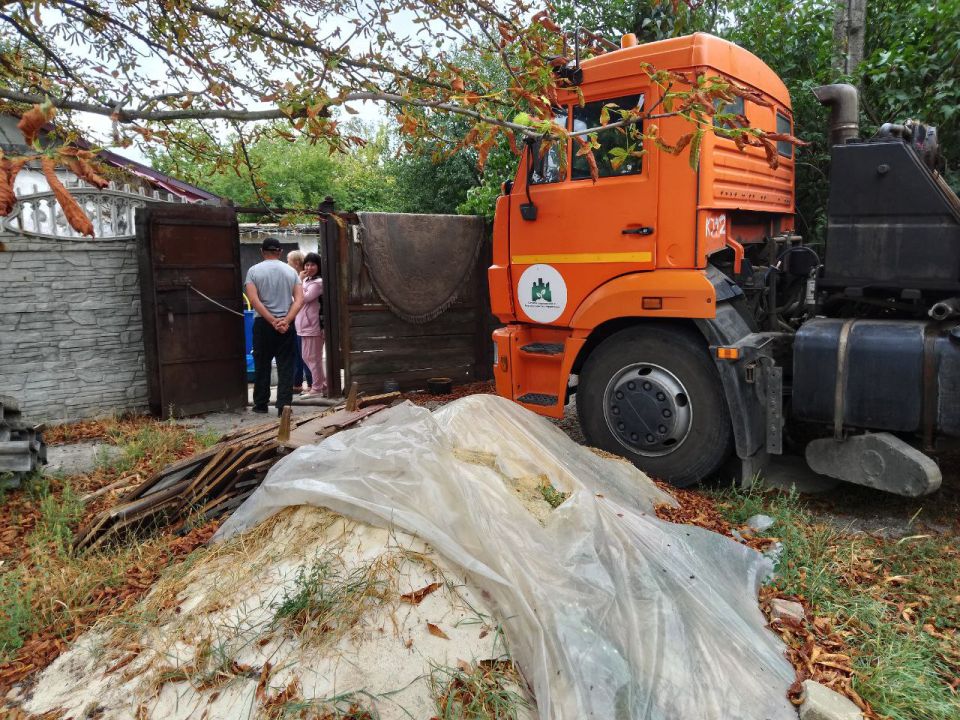 Для обеспечения водой жителей района Управой Кировского внутригородского района при поддержке региона-шефа Московская область ежедневно осуществляется подвоз воды для жителей домов, в которые в установленный графиком день не... Для обеспечения водой жителей района Управой Кировского внутригородского района при поддержке региона-шефа Московская область ежедневно осуществляется подвоз воды для жителей домов, в которые в установленный графиком день не...