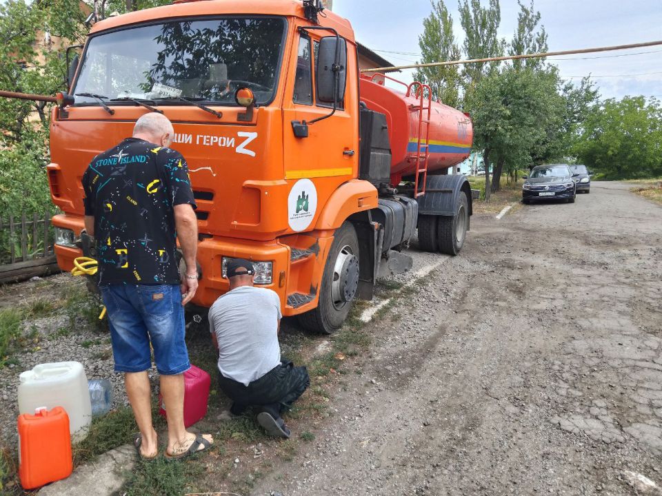 Для обеспечения водой жителей района Управой Кировского внутригородского района при поддержке региона-шефа Московская область ежедневно осуществляется подвоз воды для жителей домов, в которые в установленный графиком день не... Для обеспечения водой жителей района Управой Кировского внутригородского района при поддержке региона-шефа Московская область ежедневно осуществляется подвоз воды для жителей домов, в которые в установленный графиком день не...