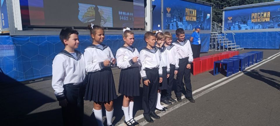 В рамках празднования Дня города юные макеевчане и администрация городского округа Макеевка приняли участие в открытии мультимедийной экспозиции автопоезда «Россия – Моя история», приуроченной к 80-летию Победы и Году... В рамках празднования Дня города юные макеевчане и администрация городского округа Макеевка приняли участие в открытии мультимедийной экспозиции автопоезда «Россия – Моя история», приуроченной к 80-летию Победы и Году...