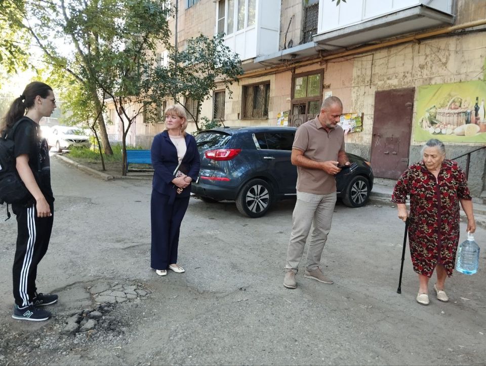 12 сентября в Червоногвардейском районе прошла встреча депутата Макеевского городского совета ДНР первого созыва Игоря Сепика с жителями жилого массива Горького во дворе дома № 48 по улице Малиновского и собрала... 12 сентября в Червоногвардейском районе прошла встреча депутата Макеевского городского совета ДНР первого созыва Игоря Сепика с жителями жилого массива Горького во дворе дома № 48 по улице Малиновского и собрала...