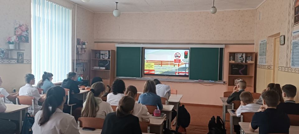 С целью предупреждения несчастных случаев с несовершеннолетними на объектах железнодорожной инфраструктуры с учащимися общеобразовательных организаций проведена профилактическая беседа «Железная дорога – зона повышенной... С целью предупреждения несчастных случаев с несовершеннолетними на объектах железнодорожной инфраструктуры с учащимися общеобразовательных организаций проведена профилактическая беседа «Железная дорога – зона повышенной...