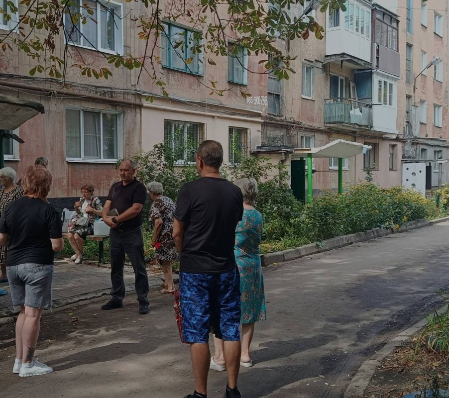 12 сентября встречу с жителями 2 микрорайона возле дома 8 провел первый заместитель руководителя Управы Советского внутригородского района Администрации городского округа Макеевка Сергей Савельев