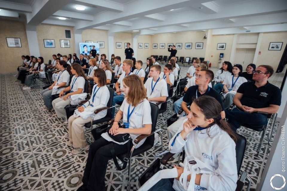 40 школьников из Макеевки, принимающие участие в проекте «Университетские смены» в ФГБОУ ВО «Саратовская государственная юридическая академия», под чутким руководством студентов-наставников познакомились с историей академии... 40 школьников из Макеевки, принимающие участие в проекте «Университетские смены» в ФГБОУ ВО «Саратовская государственная юридическая академия», под чутким руководством студентов-наставников познакомились с историей академии...