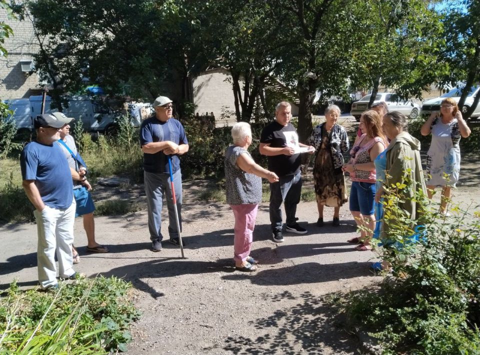 12 сентября лидер общественного мнения Юрий Сирош провел встречу с жителями жилого массива Горького во дворе дома № 6 по улице Комарова 12 сентября лидер общественного мнения Юрий Сирош провел встречу с жителями жилого массива Горького во дворе дома № 6 по улице Комарова