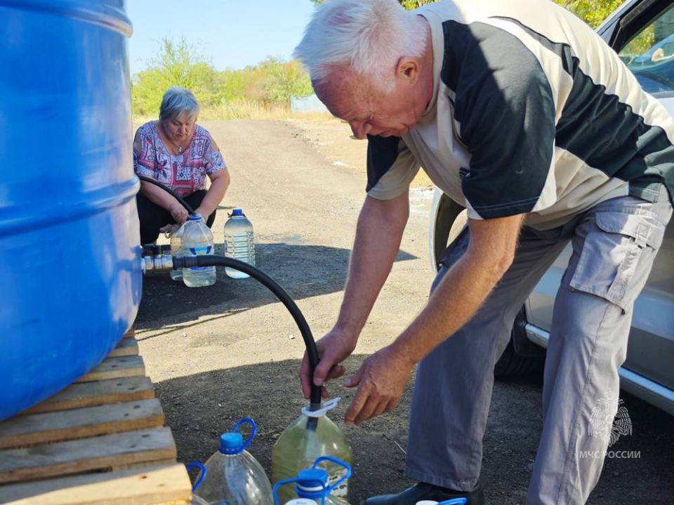 МЧС России обеспечивает жителей ДНР чистой водой МЧС России обеспечивает жителей ДНР чистой водой