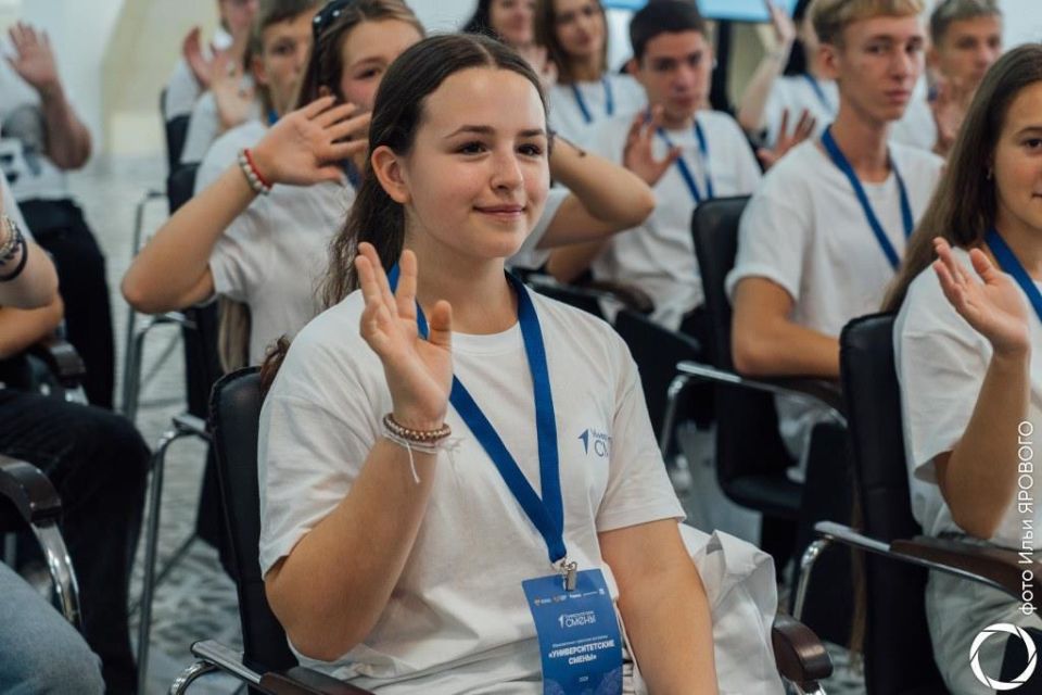 40 школьников из Макеевки, принимающие участие в проекте «Университетские смены» в ФГБОУ ВО «Саратовская государственная юридическая академия», под чутким руководством студентов-наставников познакомились с историей академии... 40 школьников из Макеевки, принимающие участие в проекте «Университетские смены» в ФГБОУ ВО «Саратовская государственная юридическая академия», под чутким руководством студентов-наставников познакомились с историей академии...