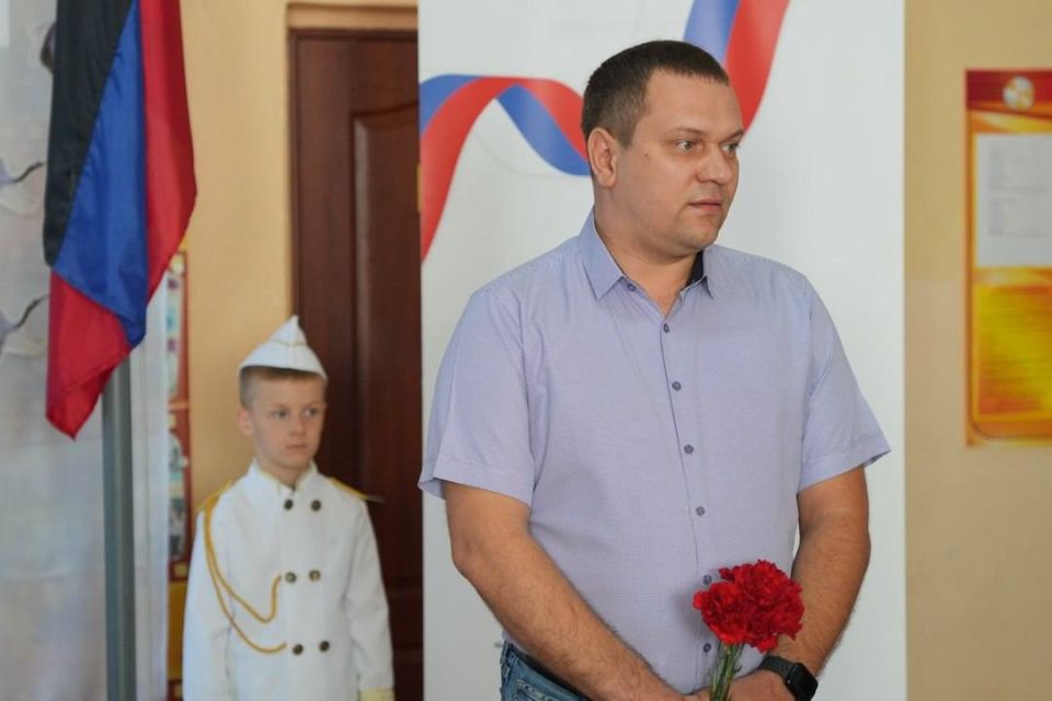 8 сентября министр образования и науки ДНР Олег Трофимов вместе с Председателем общественного совета партпроекта «Единой России» «Новая школа», заместителем руководителя Региональной общественной приемной Председателя Партии... 8 сентября министр образования и науки ДНР Олег Трофимов вместе с Председателем общественного совета партпроекта «Единой России» «Новая школа», заместителем руководителя Региональной общественной приемной Председателя Партии...