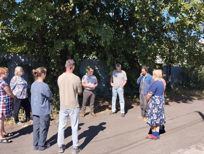 12 сентября в Червоногвардейском районе состоялась встреча руководителя Управы Червоногвардейского внутригородского района Антона Гринзовского с жителями жилого массива Крупской возле дома № 9 переулка Брянский 12 сентября в Червоногвардейском районе состоялась встреча руководителя Управы Червоногвардейского внутригородского района Антона Гринзовского с жителями жилого массива Крупской возле дома № 9 переулка Брянский