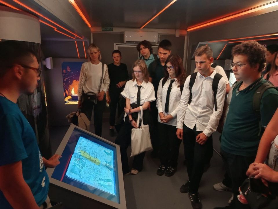 Сегодня, 12 сентября 2025 года, учащиеся общеобразовательных организаций городского округа Макеевка посетили мультимедийный образовательно-выставочный комплекс «Россия – Моя история», который рассказывает о важных периодах... Сегодня, 12 сентября 2025 года, учащиеся общеобразовательных организаций городского округа Макеевка посетили мультимедийный образовательно-выставочный комплекс «Россия – Моя история», который рассказывает о важных периодах...