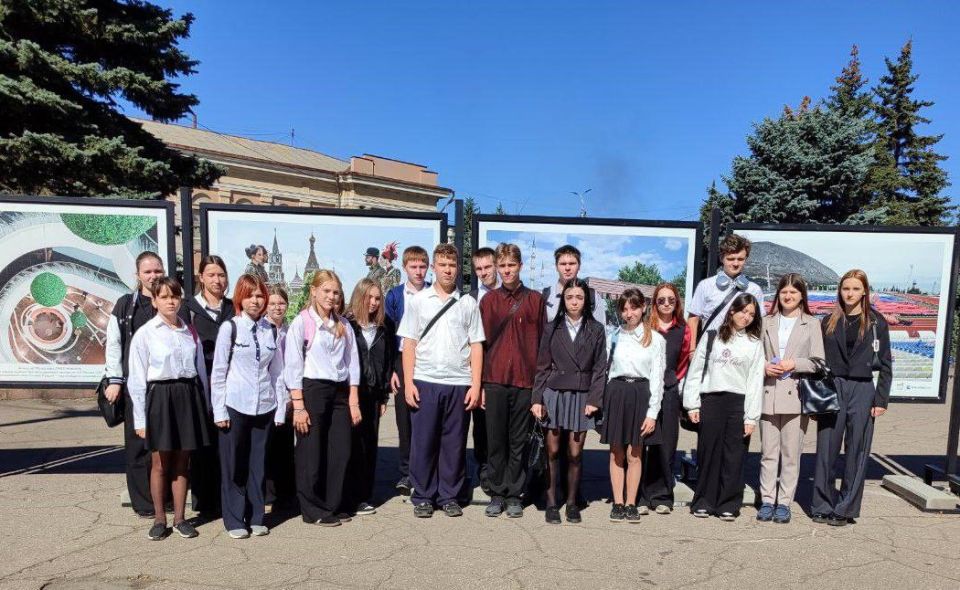 Сегодня, 12 сентября 2025 года, учащиеся общеобразовательных организаций городского округа Макеевка посетили мультимедийный образовательно-выставочный комплекс «Россия – Моя история», который рассказывает о важных периодах... Сегодня, 12 сентября 2025 года, учащиеся общеобразовательных организаций городского округа Макеевка посетили мультимедийный образовательно-выставочный комплекс «Россия – Моя история», который рассказывает о важных периодах...