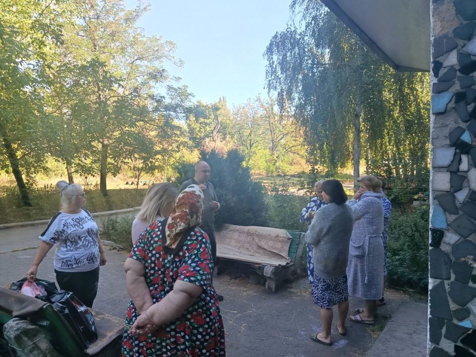 12 сентября, первый заместитель руководителя Управы Советского внутригородского района Администрации городского округаМакеевка Донецкой Народной Республики Сергей Савельев провел встречу с жителями 2-го микрорайона во дворе...