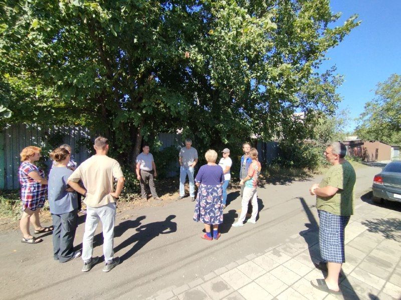 12 сентября в Червоногвардейском районе состоялась встреча руководителя Управы Червоногвардейского внутригородского района Антона Гринзовского с жителями жилого массива Крупской возле дома № 9 переулка Брянский