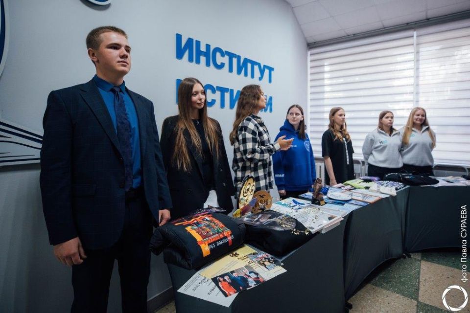 40 школьников из Макеевки, принимающие участие в проекте «Университетские смены» в ФГБОУ ВО «Саратовская государственная юридическая академия», под чутким руководством студентов-наставников познакомились с историей академии... 40 школьников из Макеевки, принимающие участие в проекте «Университетские смены» в ФГБОУ ВО «Саратовская государственная юридическая академия», под чутким руководством студентов-наставников познакомились с историей академии...