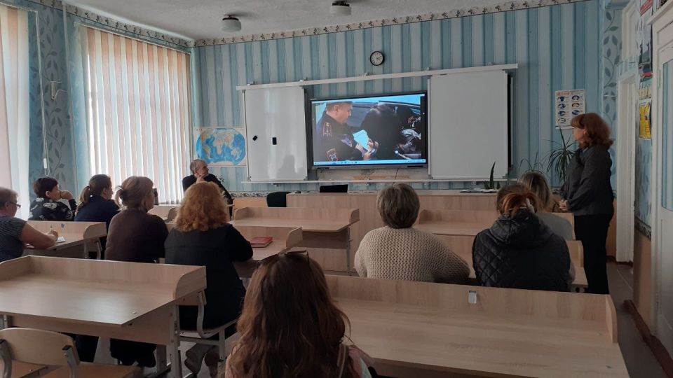 С целью предупреждения несчастных случаев с несовершеннолетними на объектах железнодорожной инфраструктуры с учащимися общеобразовательных организаций проведена профилактическая беседа «Железная дорога – зона повышенной...