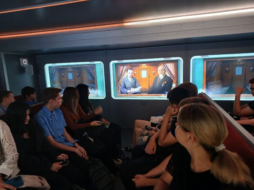 Сегодня, 12 сентября 2025 года, учащиеся общеобразовательных организаций городского округа Макеевка посетили мультимедийный образовательно-выставочный комплекс «Россия – Моя история», который рассказывает о важных периодах... Сегодня, 12 сентября 2025 года, учащиеся общеобразовательных организаций городского округа Макеевка посетили мультимедийный образовательно-выставочный комплекс «Россия – Моя история», который рассказывает о важных периодах...