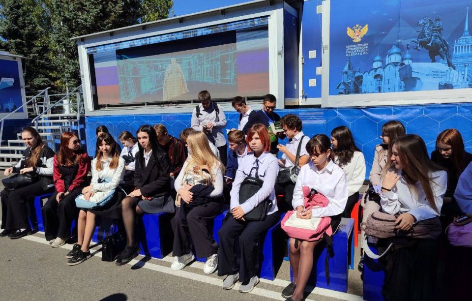 Сегодня, 12 сентября 2025 года, учащиеся общеобразовательных организаций городского округа Макеевка посетили мультимедийный образовательно-выставочный комплекс «Россия – Моя история», который рассказывает о важных периодах... Сегодня, 12 сентября 2025 года, учащиеся общеобразовательных организаций городского округа Макеевка посетили мультимедийный образовательно-выставочный комплекс «Россия – Моя история», который рассказывает о важных периодах...