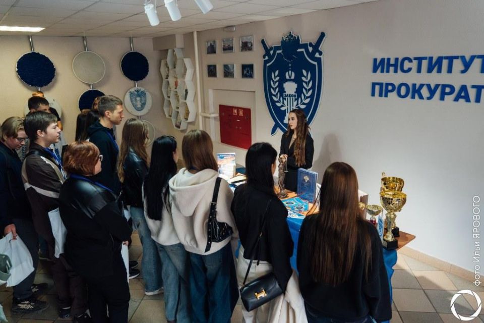 40 школьников из Макеевки, принимающие участие в проекте «Университетские смены» в ФГБОУ ВО «Саратовская государственная юридическая академия», под чутким руководством студентов-наставников познакомились с историей академии... 40 школьников из Макеевки, принимающие участие в проекте «Университетские смены» в ФГБОУ ВО «Саратовская государственная юридическая академия», под чутким руководством студентов-наставников познакомились с историей академии...