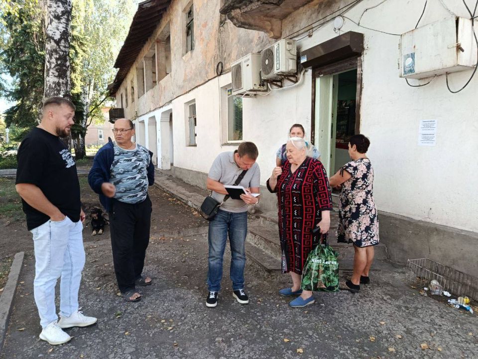 11 сентября, депутат Макеевского городского совета первого созыва Андрей Зотеев встретился с жителями жилого массива шахта «Советская» по адресу: переулок Школьный, 6