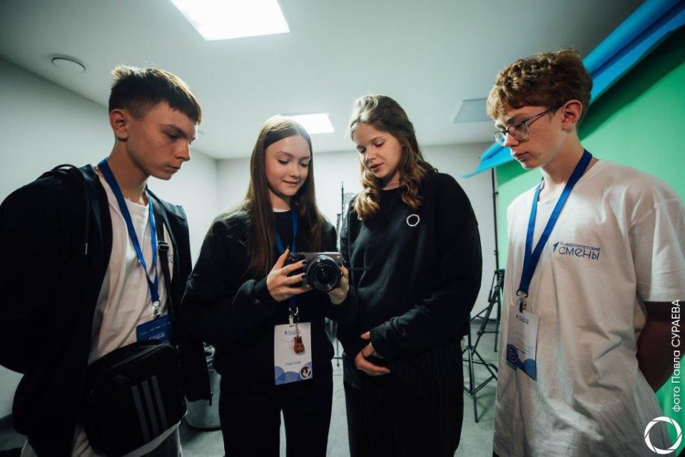 40 школьников из Макеевки, принимающие участие в проекте «Университетские смены» в ФГБОУ ВО «Саратовская государственная юридическая академия», под чутким руководством студентов-наставников познакомились с историей академии... 40 школьников из Макеевки, принимающие участие в проекте «Университетские смены» в ФГБОУ ВО «Саратовская государственная юридическая академия», под чутким руководством студентов-наставников познакомились с историей академии...