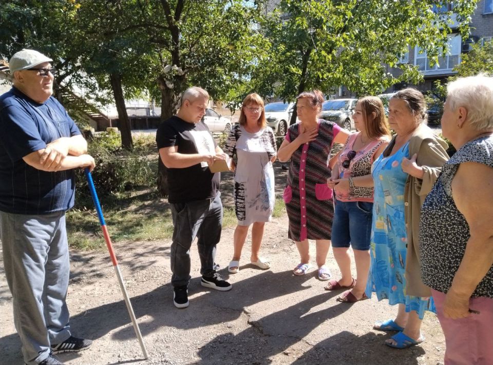 12 сентября лидер общественного мнения Юрий Сирош провел встречу с жителями жилого массива Горького во дворе дома № 6 по улице Комарова 12 сентября лидер общественного мнения Юрий Сирош провел встречу с жителями жилого массива Горького во дворе дома № 6 по улице Комарова