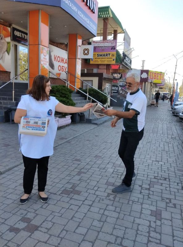 Сегодня, 12 сентября по инициативе Общественного Движения «Донецкая Республика» в Червоногвардейском районе города Макеевки проходит раздача официального печатного издания Общественного Движения «Донецкая Республика»