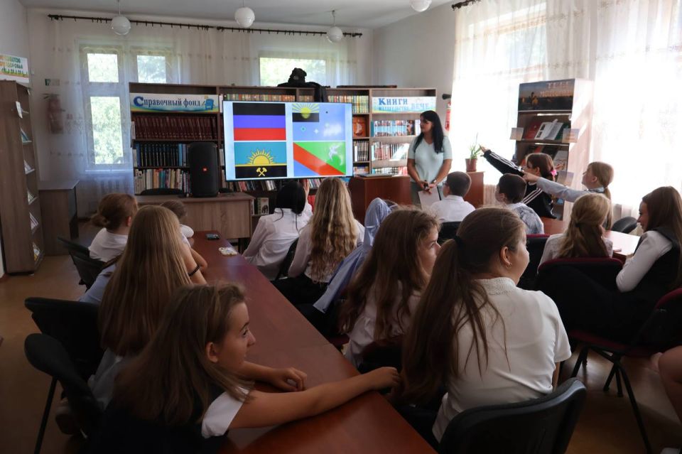 Сегодня, 11 сентября, в детской библиотеке им. Л.И. Глебова, в рамках проекта «Историческая память» Всероссийской политической партии «Единая Россия», состоялась книжная выставка «Тебе, мой город», приуроченная ко Дню города... Сегодня, 11 сентября, в детской библиотеке им. Л.И. Глебова, в рамках проекта «Историческая память» Всероссийской политической партии «Единая Россия», состоялась книжная выставка «Тебе, мой город», приуроченная ко Дню города...