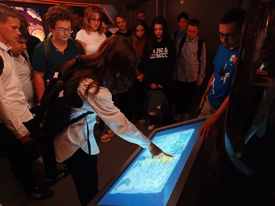 Сегодня, 12 сентября 2025 года, учащиеся общеобразовательных организаций городского округа Макеевка посетили мультимедийный образовательно-выставочный комплекс «Россия – Моя история», который рассказывает о важных периодах... Сегодня, 12 сентября 2025 года, учащиеся общеобразовательных организаций городского округа Макеевка посетили мультимедийный образовательно-выставочный комплекс «Россия – Моя история», который рассказывает о важных периодах...