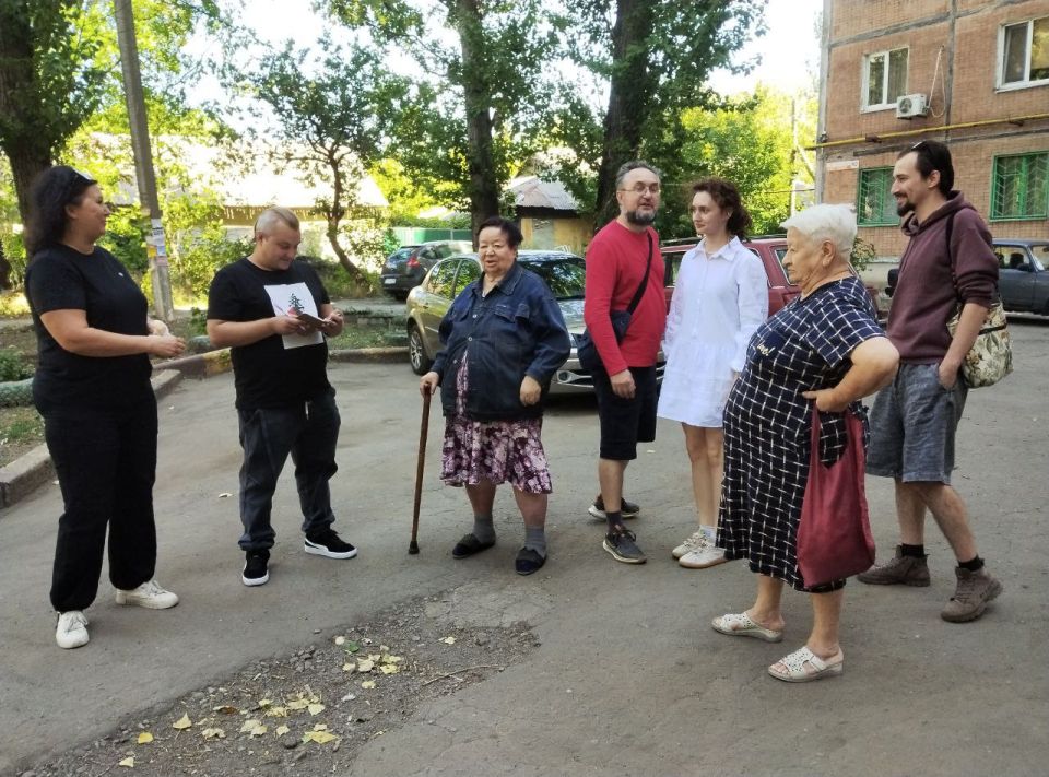 12 сентября лидер общественного мнения Юрий Сирош провел встречу с жителями жилого массива Горького во дворе дома № 52 по улице Малиновского 12 сентября лидер общественного мнения Юрий Сирош провел встречу с жителями жилого массива Горького во дворе дома № 52 по улице Малиновского