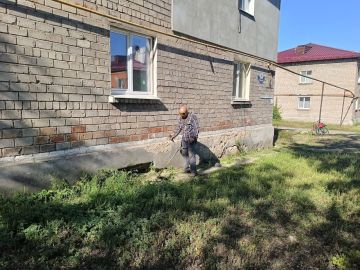 Сегодня, 12 сентября, в Кировском внутригородском районе города Макеевки продолжаются работы по покосу сорных и карантинных трав