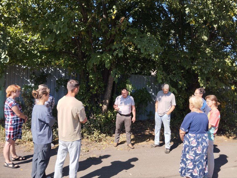 12 сентября в Червоногвардейском районе состоялась встреча руководителя Управы Червоногвардейского внутригородского района Антона Гринзовского с жителями жилого массива Крупской возле дома № 9 переулка Брянский 12 сентября в Червоногвардейском районе состоялась встреча руководителя Управы Червоногвардейского внутригородского района Антона Гринзовского с жителями жилого массива Крупской возле дома № 9 переулка Брянский