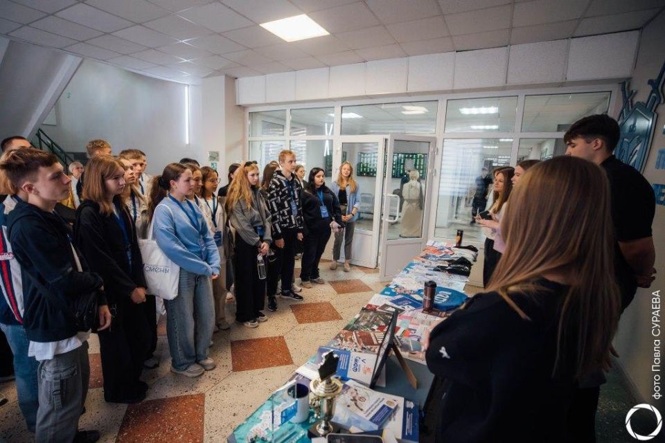 40 школьников из Макеевки, принимающие участие в проекте «Университетские смены» в ФГБОУ ВО «Саратовская государственная юридическая академия», под чутким руководством студентов-наставников познакомились с историей академии... 40 школьников из Макеевки, принимающие участие в проекте «Университетские смены» в ФГБОУ ВО «Саратовская государственная юридическая академия», под чутким руководством студентов-наставников познакомились с историей академии...