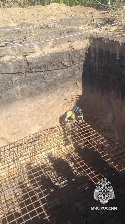 Застряла между стеной и арматурой: сотрудники МЧС спасли собаку из 10-метровой ямы
