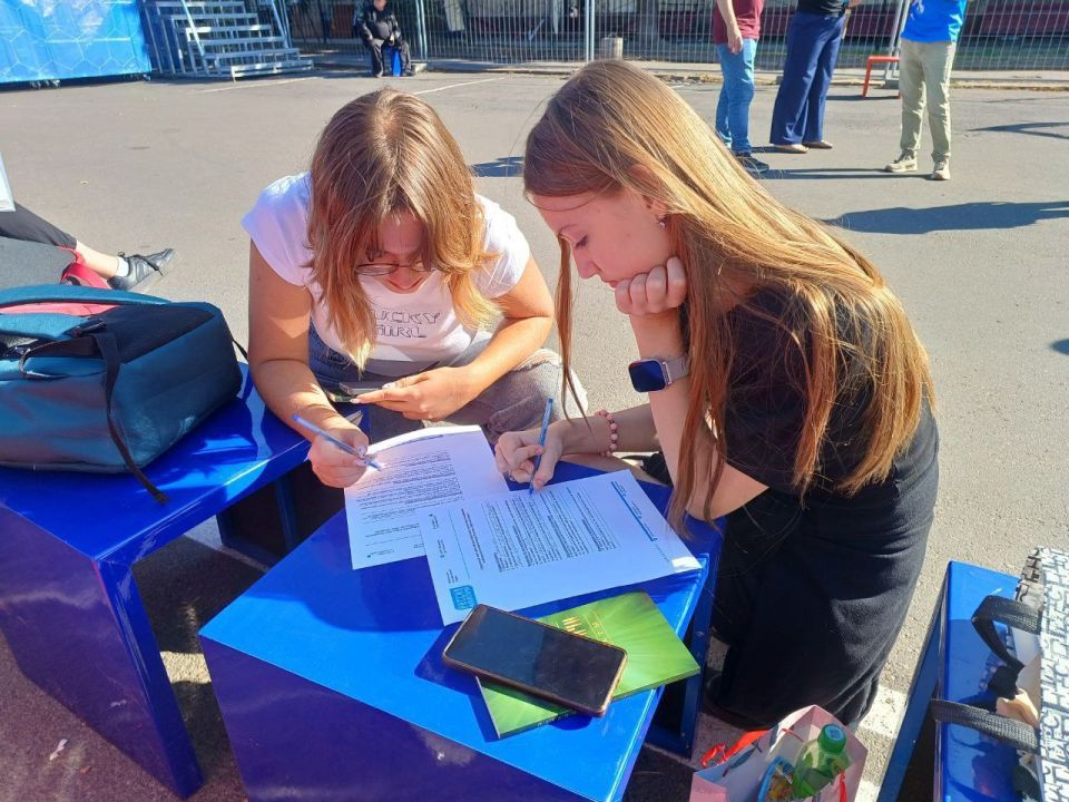 Сегодня, 12 сентября 2025 года, учащиеся общеобразовательных организаций городского округа Макеевка посетили мультимедийный образовательно-выставочный комплекс «Россия – Моя история», который рассказывает о важных периодах... Сегодня, 12 сентября 2025 года, учащиеся общеобразовательных организаций городского округа Макеевка посетили мультимедийный образовательно-выставочный комплекс «Россия – Моя история», который рассказывает о важных периодах...