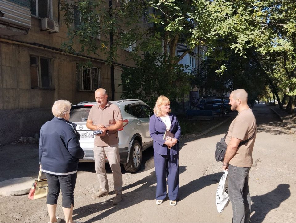 12 сентября в Червоногвардейском районе прошла встреча депутата Макеевского городского совета ДНР первого созыва Игоря Сепика с жителями жилого массива Горького во дворе дома № 48 по улице Малиновского и собрала... 12 сентября в Червоногвардейском районе прошла встреча депутата Макеевского городского совета ДНР первого созыва Игоря Сепика с жителями жилого массива Горького во дворе дома № 48 по улице Малиновского и собрала...