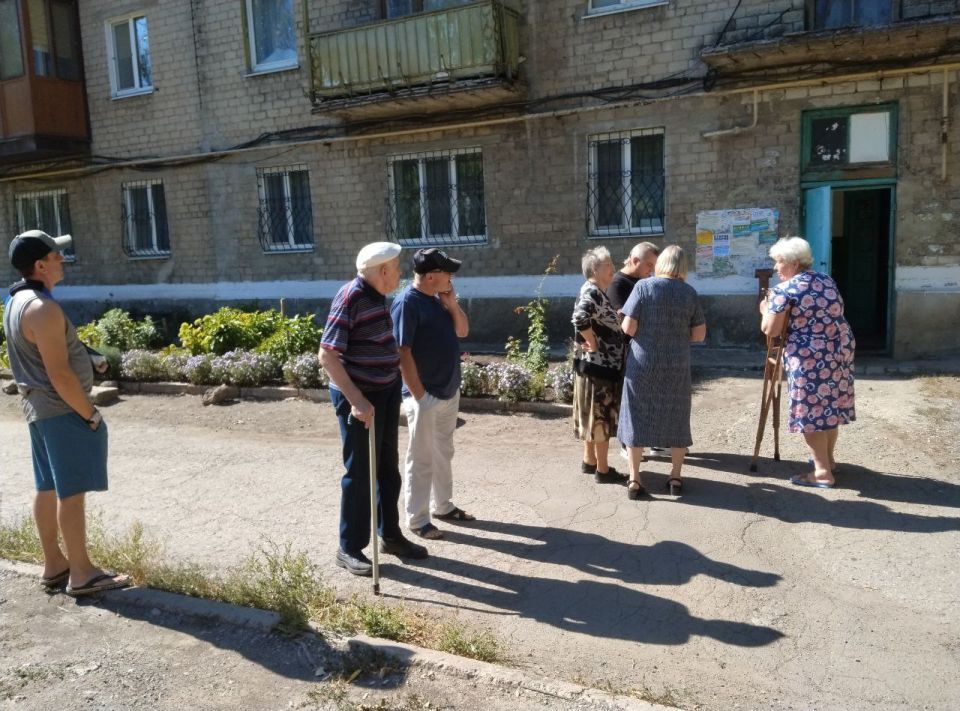 12 сентября лидер общественного мнения Юрий Сирош провел встречу с жителями жилого массива Горького во дворе дома № 6 по улице Комарова 12 сентября лидер общественного мнения Юрий Сирош провел встречу с жителями жилого массива Горького во дворе дома № 6 по улице Комарова