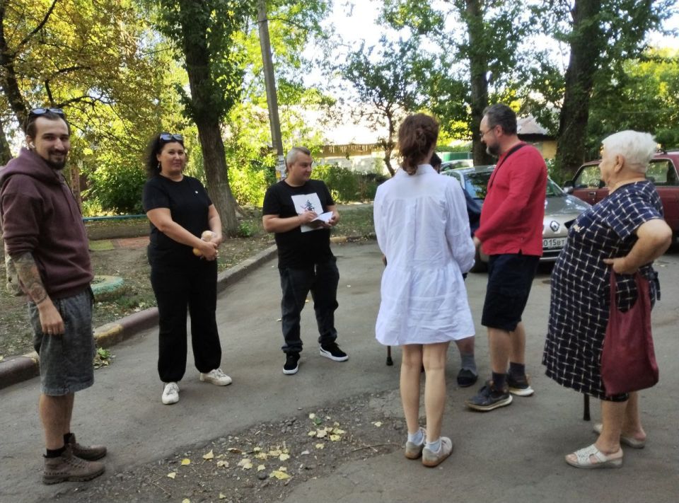 12 сентября лидер общественного мнения Юрий Сирош провел встречу с жителями жилого массива Горького во дворе дома № 52 по улице Малиновского 12 сентября лидер общественного мнения Юрий Сирош провел встречу с жителями жилого массива Горького во дворе дома № 52 по улице Малиновского