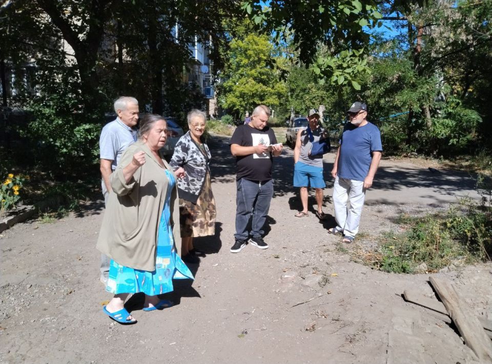 12 сентября лидер общественного мнения Юрий Сирош провел встречу с жителями жилого массива Горького во дворе дома № 6 по улице Комарова 12 сентября лидер общественного мнения Юрий Сирош провел встречу с жителями жилого массива Горького во дворе дома № 6 по улице Комарова