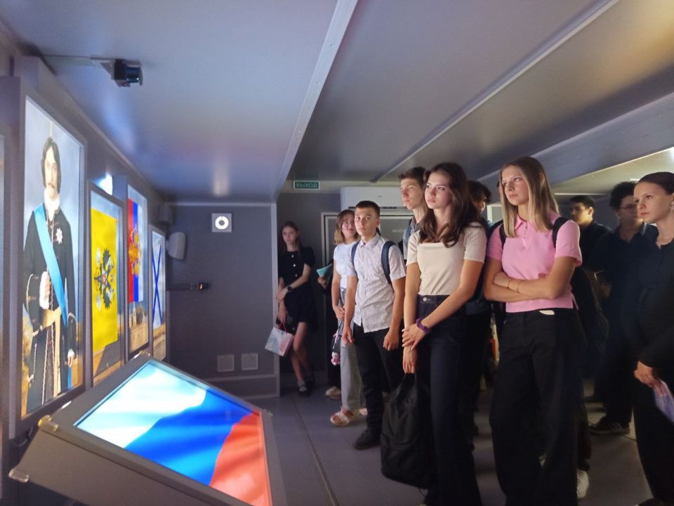 Сегодня, 12 сентября 2025 года, учащиеся общеобразовательных организаций городского округа Макеевка посетили мультимедийный образовательно-выставочный комплекс «Россия – Моя история», который рассказывает о важных периодах... Сегодня, 12 сентября 2025 года, учащиеся общеобразовательных организаций городского округа Макеевка посетили мультимедийный образовательно-выставочный комплекс «Россия – Моя история», который рассказывает о важных периодах...