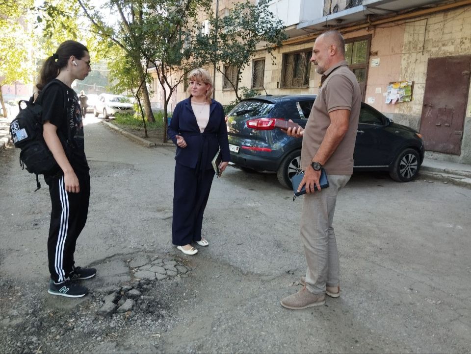 12 сентября в Червоногвардейском районе прошла встреча депутата Макеевского городского совета ДНР первого созыва Игоря Сепика с жителями жилого массива Горького во дворе дома № 48 по улице Малиновского и собрала... 12 сентября в Червоногвардейском районе прошла встреча депутата Макеевского городского совета ДНР первого созыва Игоря Сепика с жителями жилого массива Горького во дворе дома № 48 по улице Малиновского и собрала...