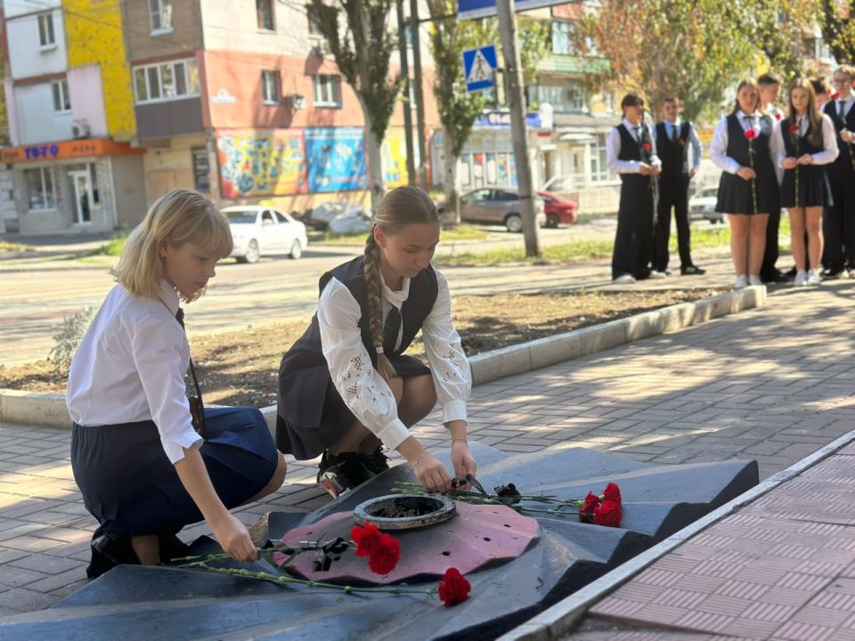 12 сентября 2025 года учащиеся 8-х классов ГБОУ "ГИМНАЗИЯ Г.О. МАКЕЕВКА" приняли участие в Линейке Памяти, чтобы почтить память миллионов людей, ставших жертвами бесчеловечной идеологии нацизма 12 сентября 2025 года учащиеся 8-х классов ГБОУ "ГИМНАЗИЯ Г.О. МАКЕЕВКА" приняли участие в Линейке Памяти, чтобы почтить память миллионов людей, ставших жертвами бесчеловечной идеологии нацизма