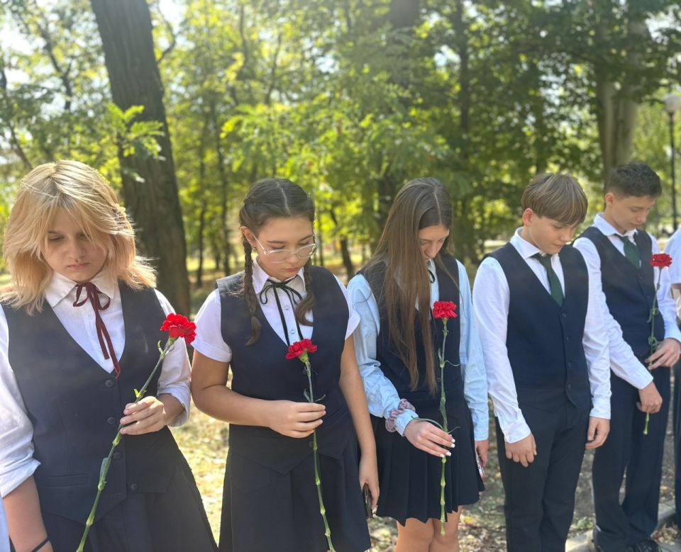 12 сентября 2025 года учащиеся 8-х классов ГБОУ "ГИМНАЗИЯ Г.О. МАКЕЕВКА" приняли участие в Линейке Памяти, чтобы почтить память миллионов людей, ставших жертвами бесчеловечной идеологии нацизма 12 сентября 2025 года учащиеся 8-х классов ГБОУ "ГИМНАЗИЯ Г.О. МАКЕЕВКА" приняли участие в Линейке Памяти, чтобы почтить память миллионов людей, ставших жертвами бесчеловечной идеологии нацизма