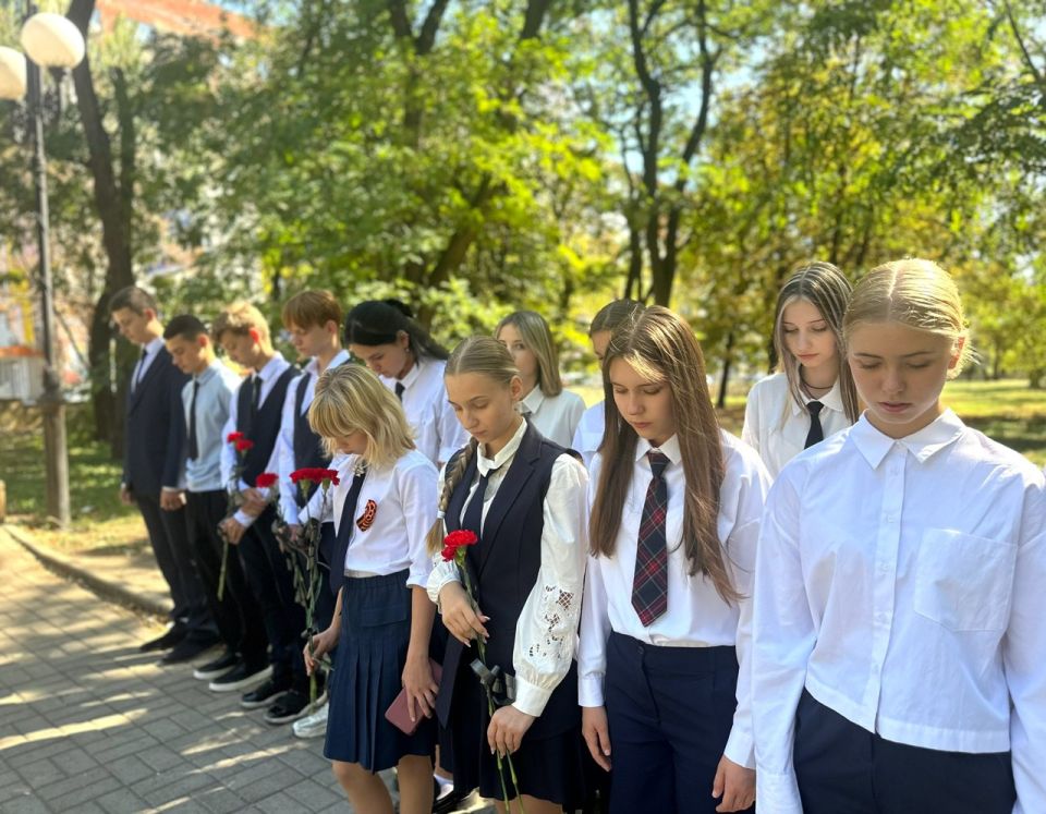 12 сентября 2025 года учащиеся 8-х классов ГБОУ "ГИМНАЗИЯ Г.О. МАКЕЕВКА" приняли участие в Линейке Памяти, чтобы почтить память миллионов людей, ставших жертвами бесчеловечной идеологии нацизма 12 сентября 2025 года учащиеся 8-х классов ГБОУ "ГИМНАЗИЯ Г.О. МАКЕЕВКА" приняли участие в Линейке Памяти, чтобы почтить память миллионов людей, ставших жертвами бесчеловечной идеологии нацизма
