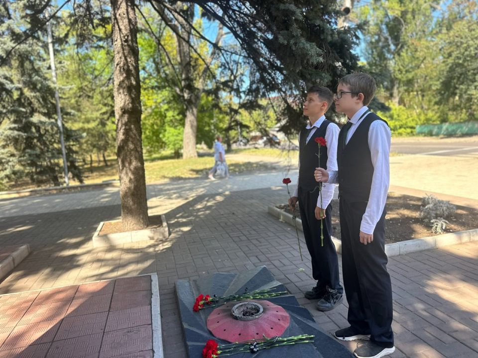 12 сентября 2025 года учащиеся 8-х классов ГБОУ "ГИМНАЗИЯ Г.О. МАКЕЕВКА" приняли участие в Линейке Памяти, чтобы почтить память миллионов людей, ставших жертвами бесчеловечной идеологии нацизма 12 сентября 2025 года учащиеся 8-х классов ГБОУ "ГИМНАЗИЯ Г.О. МАКЕЕВКА" приняли участие в Линейке Памяти, чтобы почтить память миллионов людей, ставших жертвами бесчеловечной идеологии нацизма