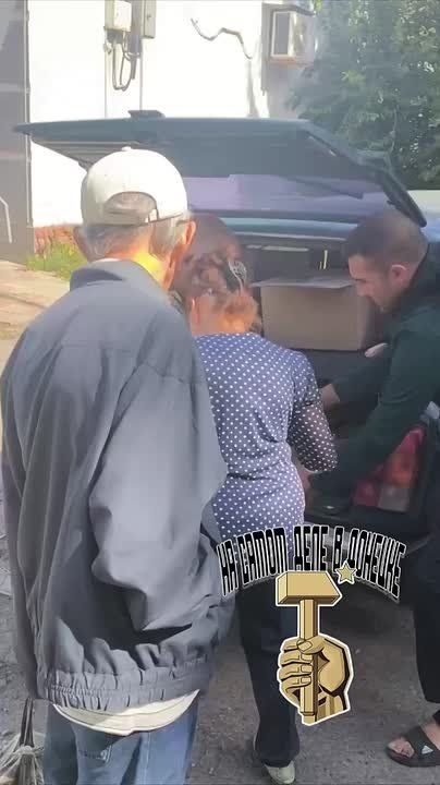 В Макеевке мужчина бесплатно раздаёт сладкие вафли