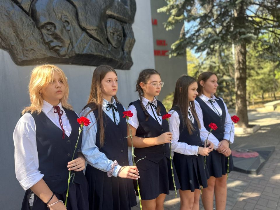 12 сентября 2025 года учащиеся 8-х классов ГБОУ "ГИМНАЗИЯ Г.О. МАКЕЕВКА" приняли участие в Линейке Памяти, чтобы почтить память миллионов людей, ставших жертвами бесчеловечной идеологии нацизма 12 сентября 2025 года учащиеся 8-х классов ГБОУ "ГИМНАЗИЯ Г.О. МАКЕЕВКА" приняли участие в Линейке Памяти, чтобы почтить память миллионов людей, ставших жертвами бесчеловечной идеологии нацизма