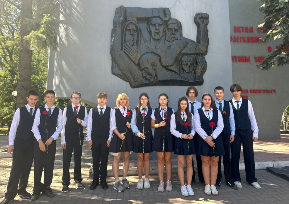 12 сентября 2025 года учащиеся 8-х классов ГБОУ "ГИМНАЗИЯ Г.О. МАКЕЕВКА" приняли участие в Линейке Памяти, чтобы почтить память миллионов людей, ставших жертвами бесчеловечной идеологии нацизма 12 сентября 2025 года учащиеся 8-х классов ГБОУ "ГИМНАЗИЯ Г.О. МАКЕЕВКА" приняли участие в Линейке Памяти, чтобы почтить память миллионов людей, ставших жертвами бесчеловечной идеологии нацизма