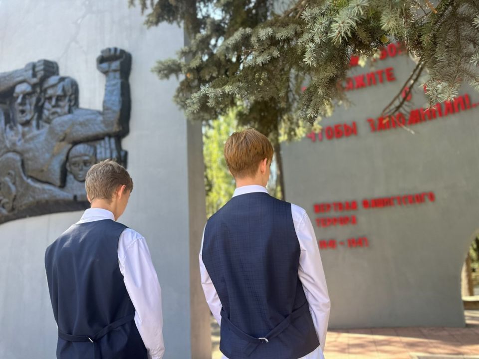 12 сентября 2025 года учащиеся 8-х классов ГБОУ "ГИМНАЗИЯ Г.О. МАКЕЕВКА" приняли участие в Линейке Памяти, чтобы почтить память миллионов людей, ставших жертвами бесчеловечной идеологии нацизма 12 сентября 2025 года учащиеся 8-х классов ГБОУ "ГИМНАЗИЯ Г.О. МАКЕЕВКА" приняли участие в Линейке Памяти, чтобы почтить память миллионов людей, ставших жертвами бесчеловечной идеологии нацизма